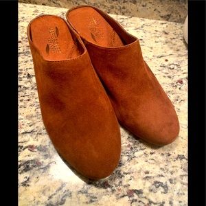 New lost box Size 8.5 Brown  Suede Aerosoles Mules with cushion nice fall color